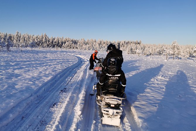 1-Hour Snowmobile Safari Experience - The Halfway Break: Photos, Switching Drivers, and a Quick Reset