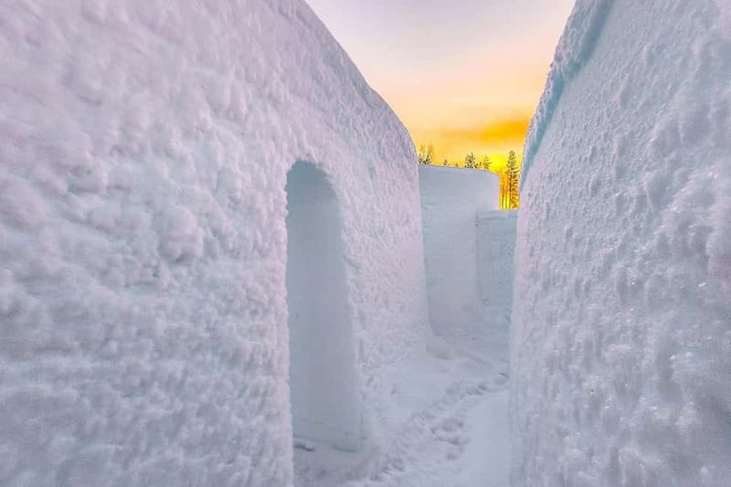 Entrance tickets to Snowman World and Snow Restaurant Dinner - Ice Bar and Snow Art: Atmosphere That’s Half the Point