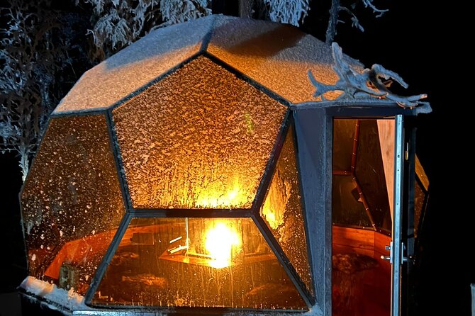 Northern Lights dinner in a Glass Igloo - The glass igloo setting: Lapland magic with a safety blanket