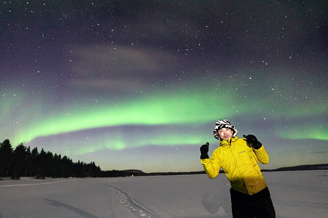 Rovaniemi: Northern Lights Pro Guaranteed - Unlimited (PRIVATE) - Campfire comfort and Lapland snacks: what you’re actually doing between photos