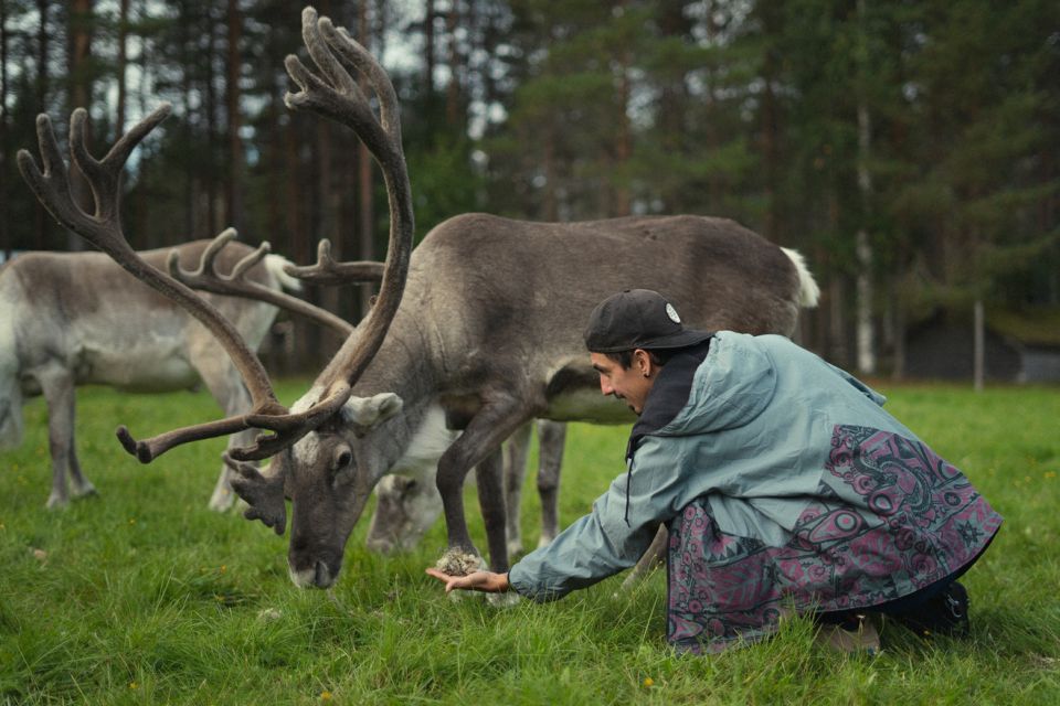 Rovaniemi: Reindeer Farm Visit with Photographer - Warm-up time by the fire: hot juice, cookies, and stories